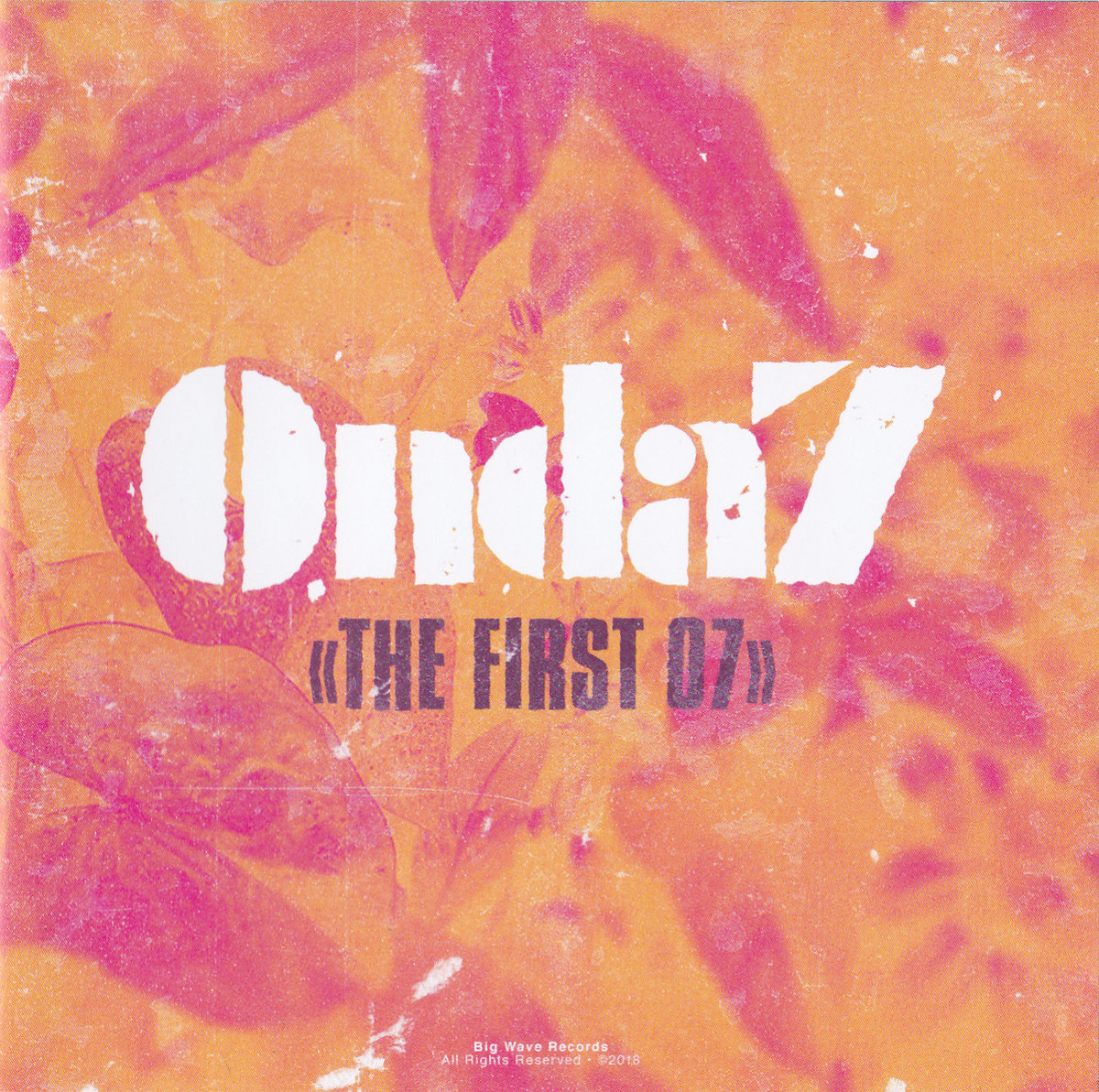 Couverture de l'album "The First 07" du groupe "Onda 7". Sur un arrière-plan aux teintes orange vif et rouge qui laisse entrevoir quelques feuilles d'arbres en gros plan, le nom de l'album est écrit en majuscules brunes et est surplombé par le nom du groupe, plus grand, écrit en blanc et qui domine le centre de l'image.